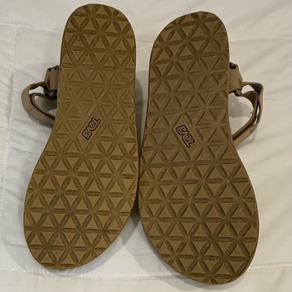 Teva Flatform Universal Sandals – Lark – Size 10 – Tan & White – 1 1/4” Platform - Picture 5 of 6